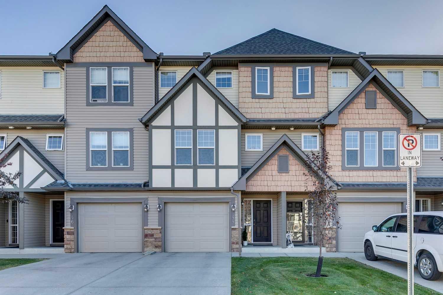 44 Everridge Common SW, T2Y5G9