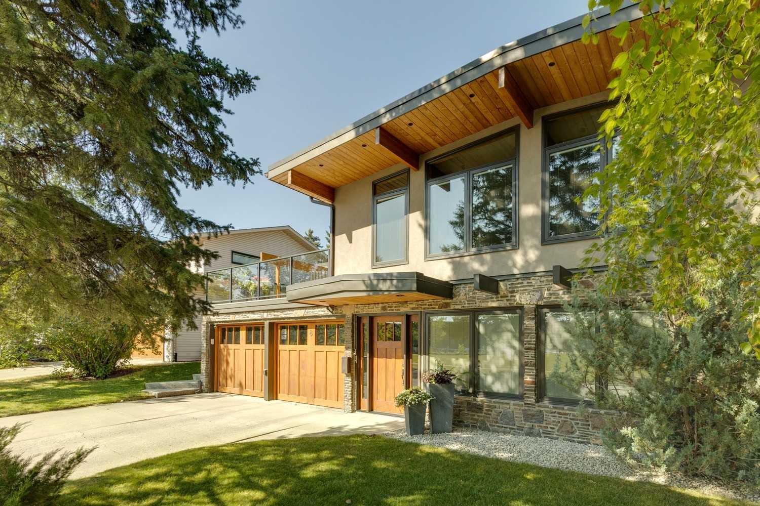 8 Vardana Place NW, T3A 0C5