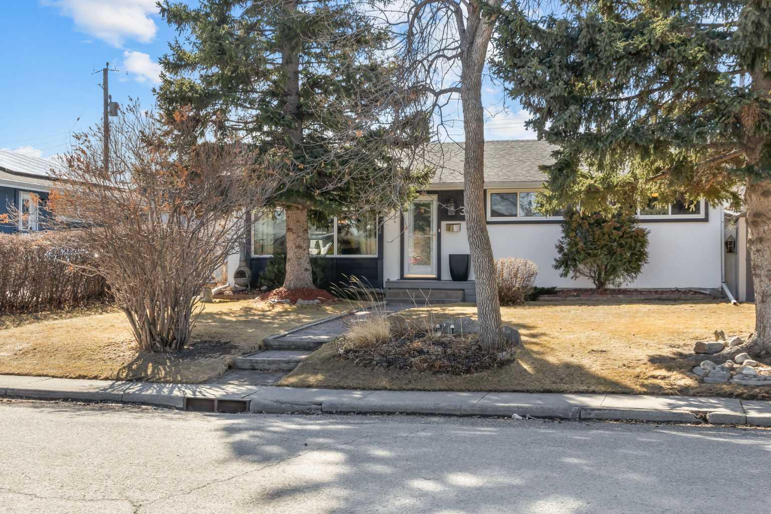 379 Westwood Drive SW, T3C2W5