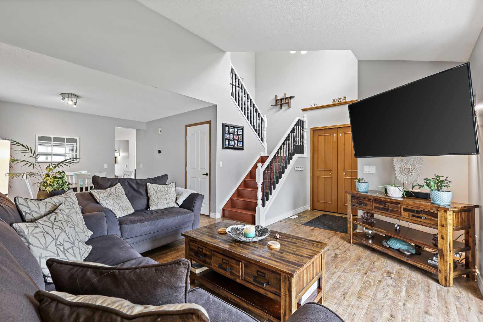 32 Millrise Crescent SW, T2Y 2H6