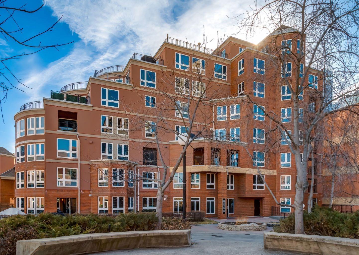 8402, 400 Eau Claire Avenue SW, T2P 4X2