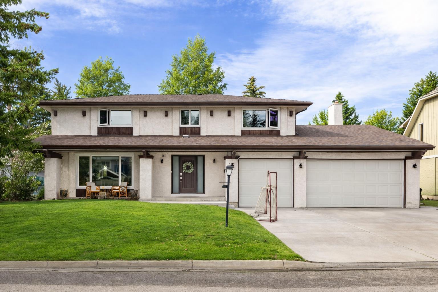 504 Varsity Estates Bay NW, T3B 2W8