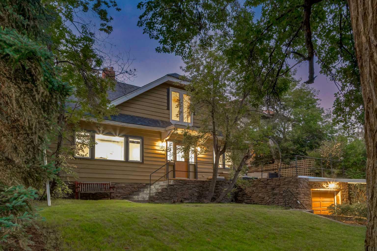 1424 premier Way SW, T2T 1L9