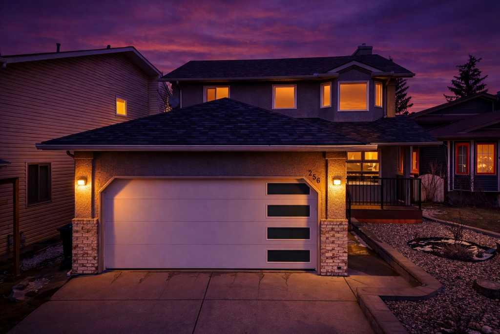 256 Riverside Mews SE, T2C 3Y8