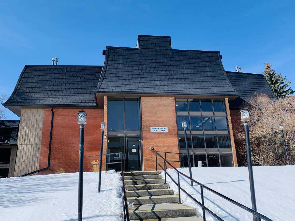 2106, 4001B 49 Street NW, T3A 2C9