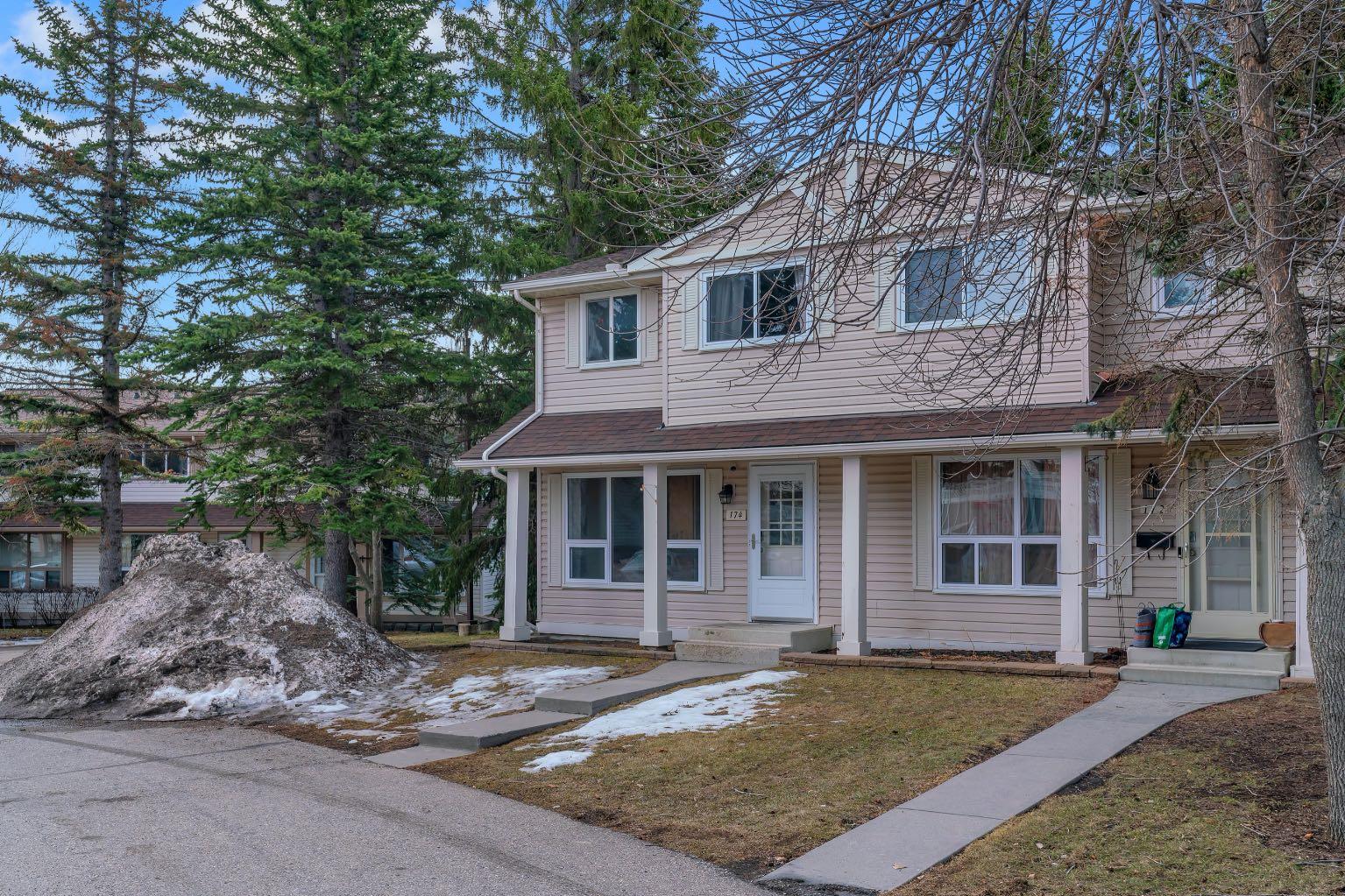 174 Woodmont Terrace SW, T2W 4Z4
