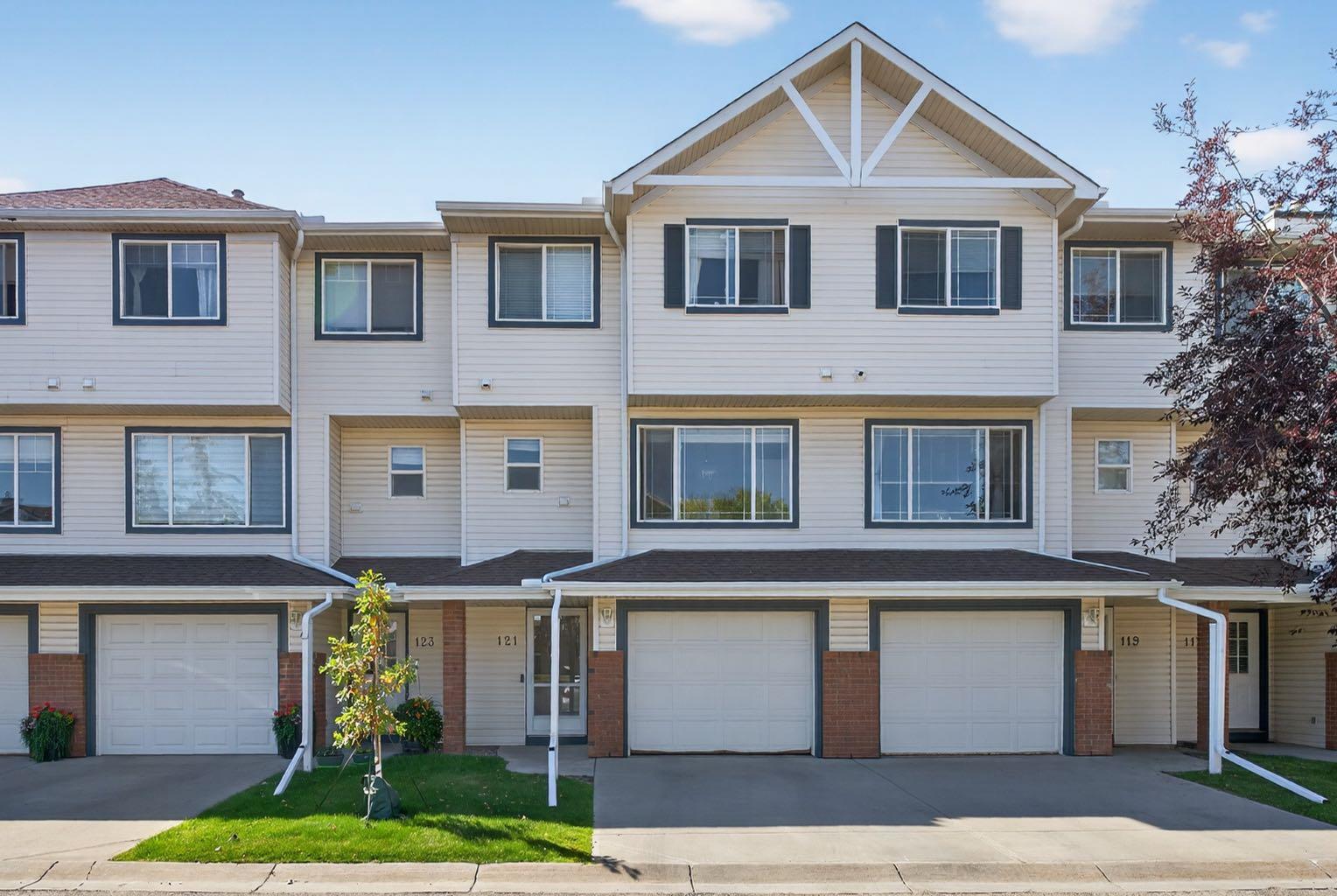 121 Rocky Ridge Court NW, T3G4S7