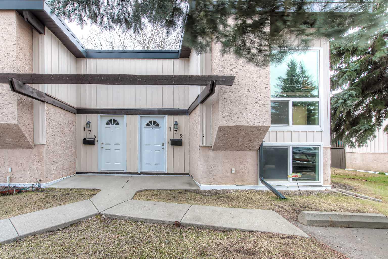 172 Oaktree Lane SW, T2V4E4