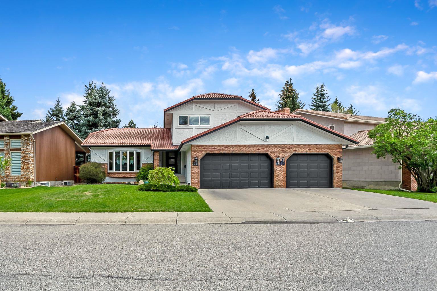 75 Woodacres Crescent SW, T2W 4V5