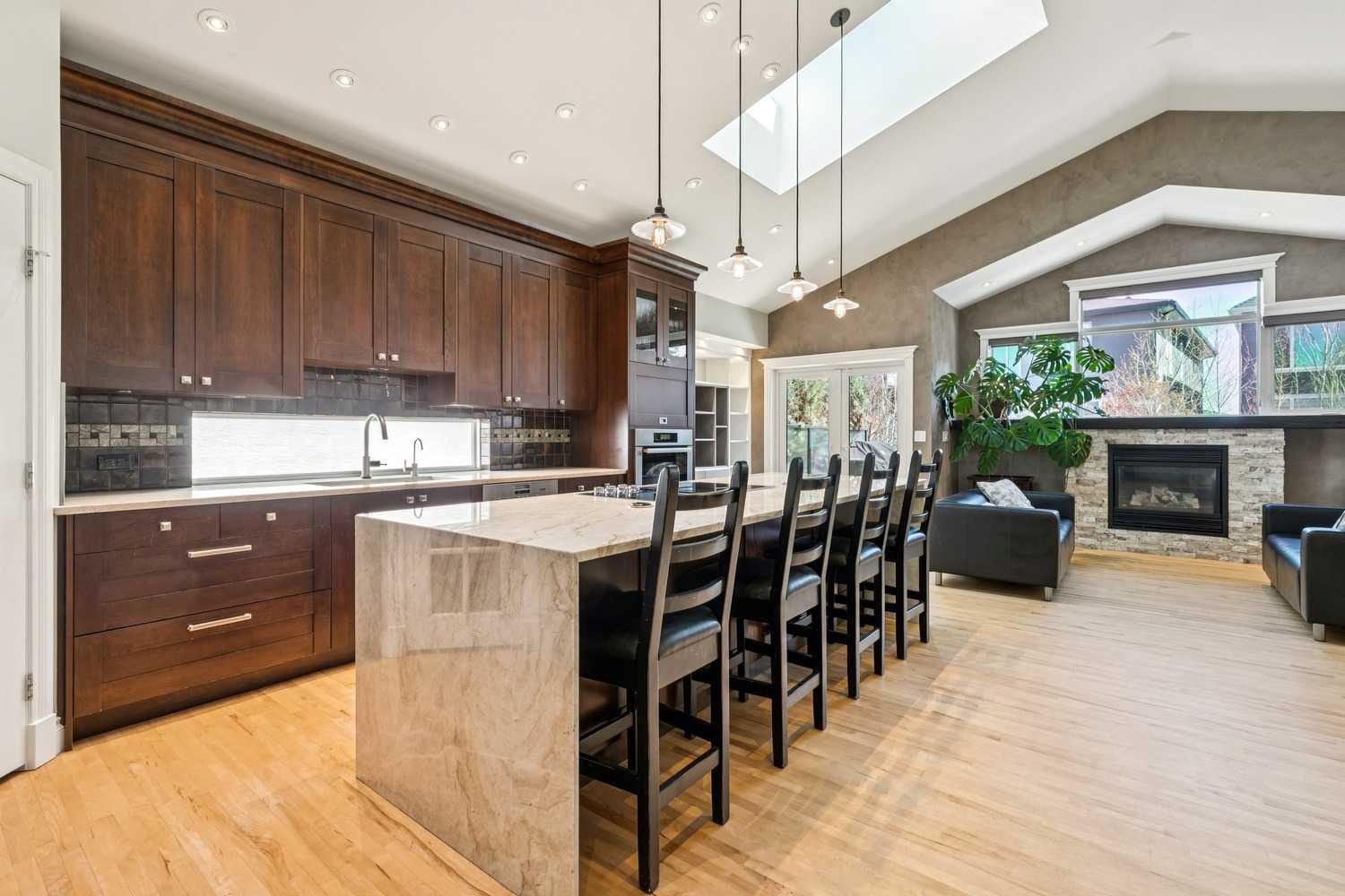 367 Discovery Place SW, T3H 4N7