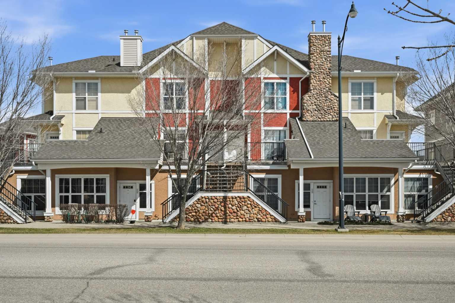 744 73 Street SW, T3H 5V9