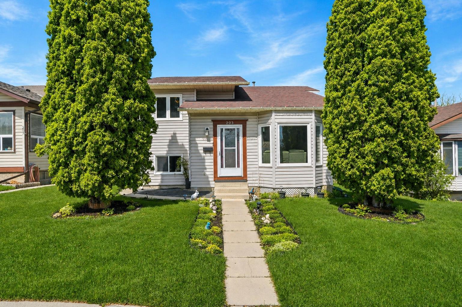 203 Shawglen Road SW, T2Y 1Y2