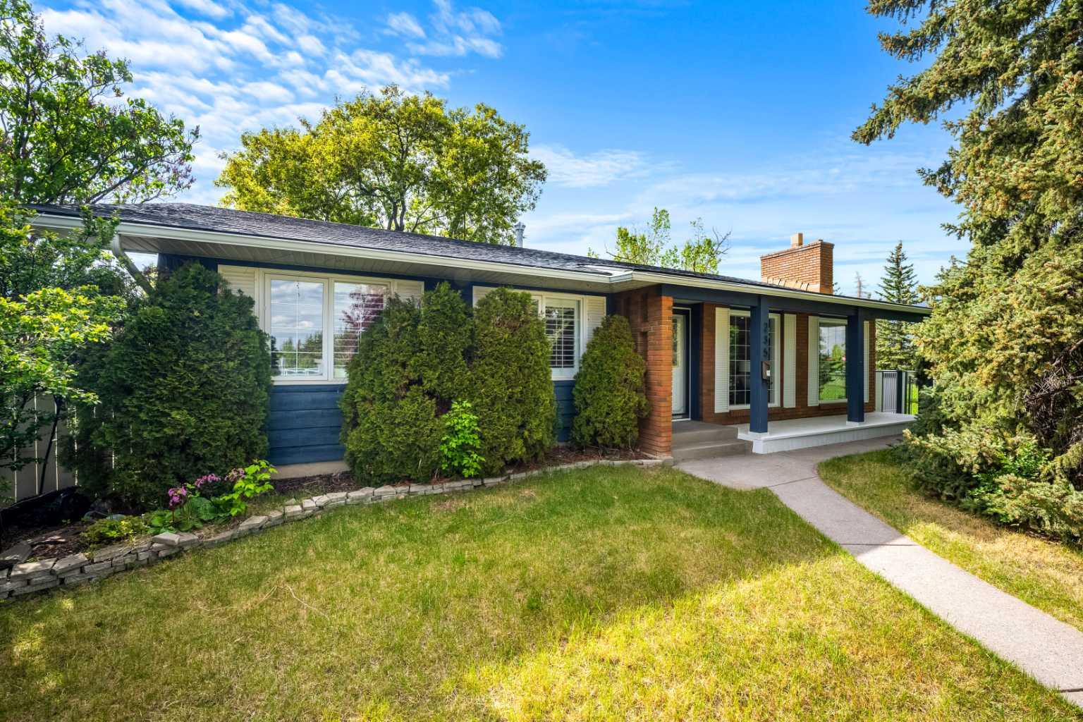 235 Lake Rosen Crescent SE, T2J 3L9