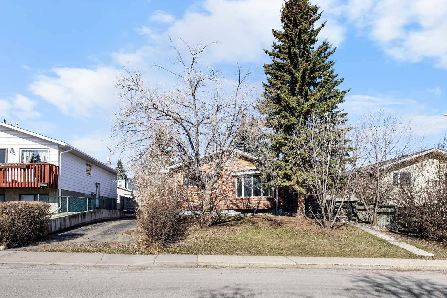 903 40 Street SW, T3C 1W4
