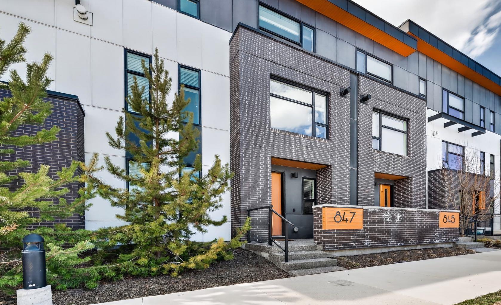 847 77 Street SW, T3H 6B2