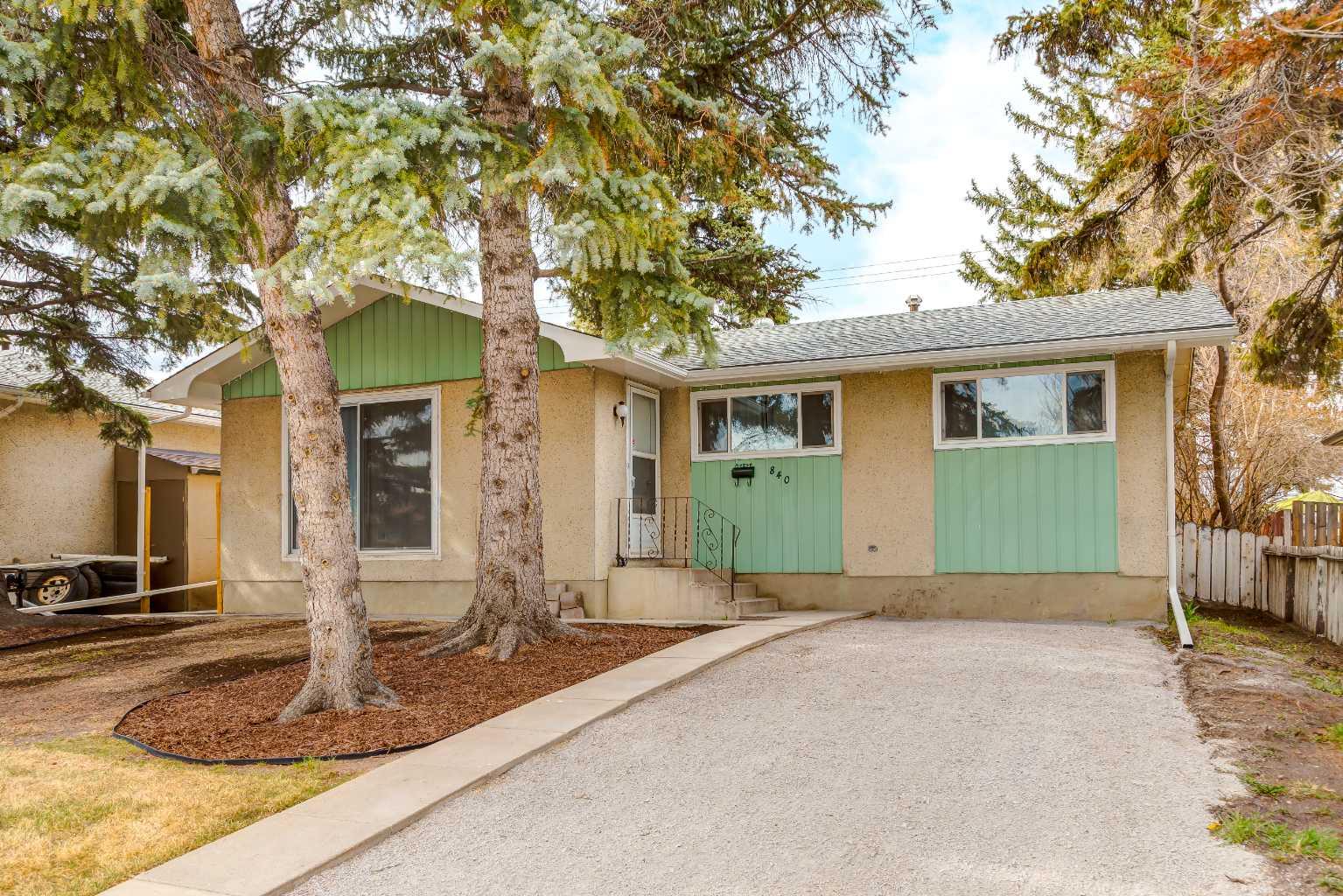 840 Raynard Crescent SE, T2A 1X7