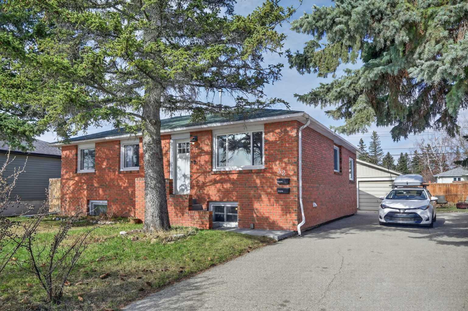 32 Beaupre Crescent NW, T3B 2S8