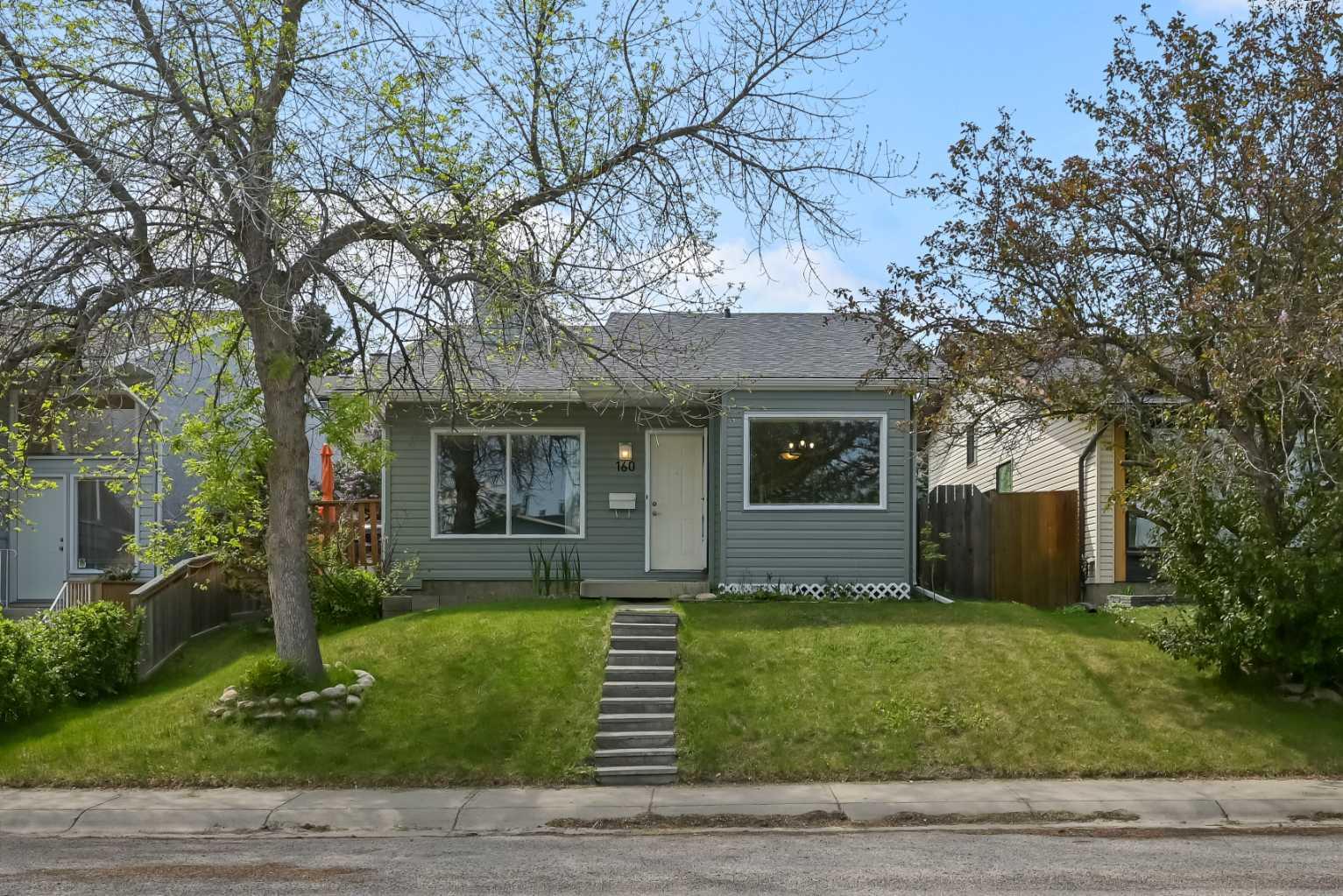 160 Strathcona Close SW, T3H 1L3