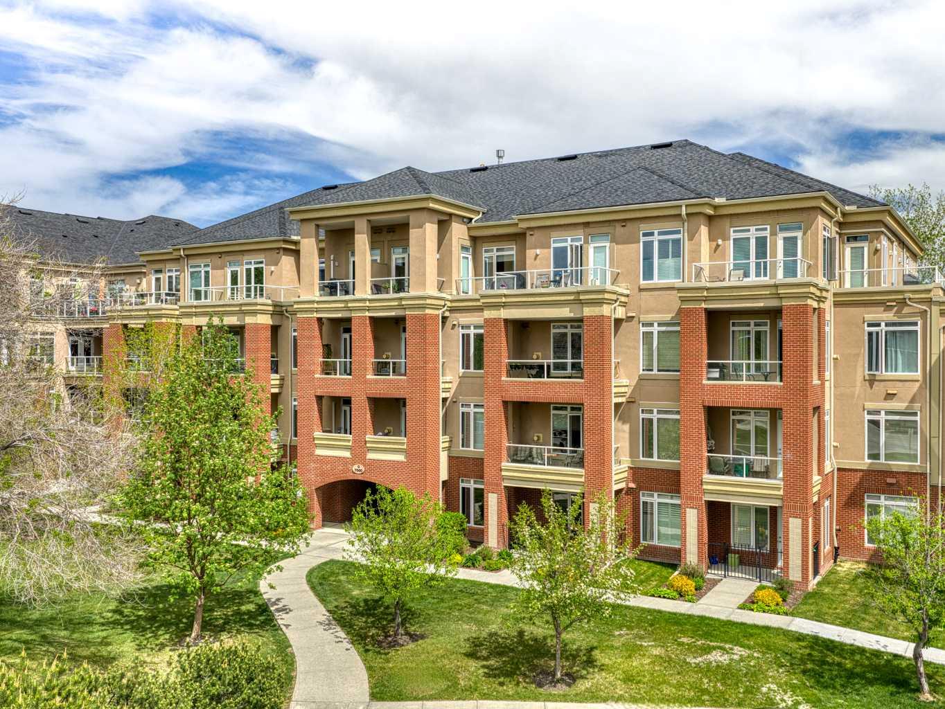 7407, 14 Hemlock Crescent SW, T3C2Z1