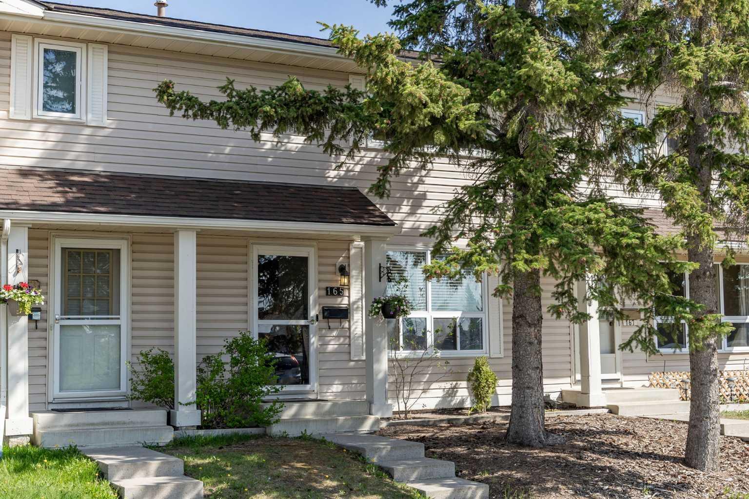 165 Woodmont Terrace SW, T2W 4Z4