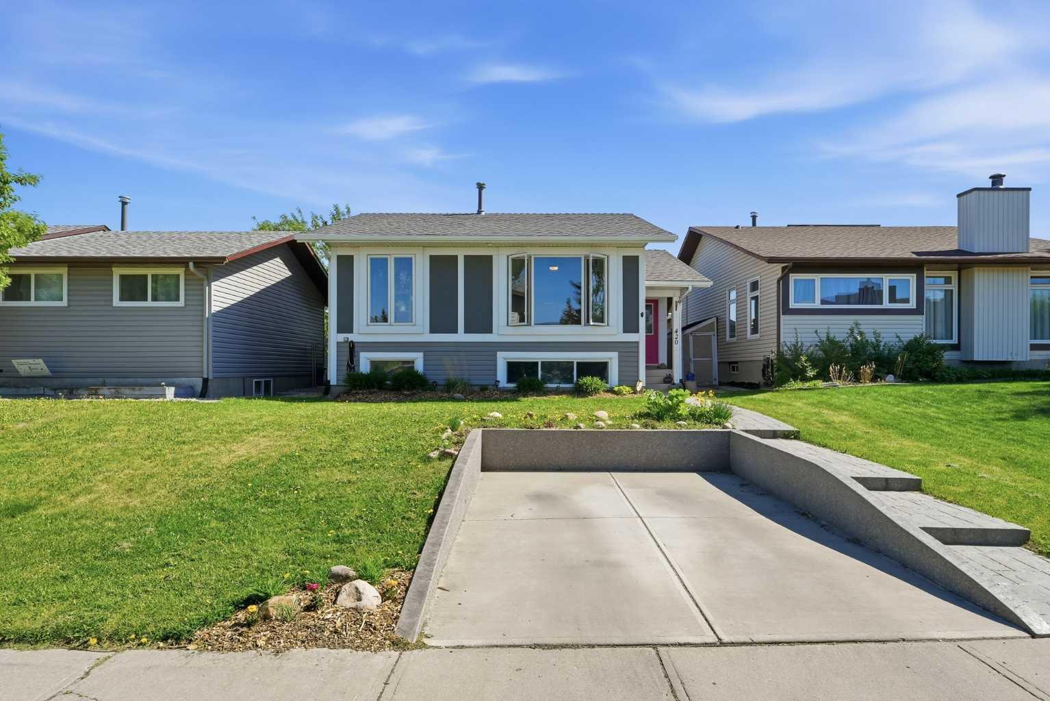 420 Summerwood Place SE, T4B1W7