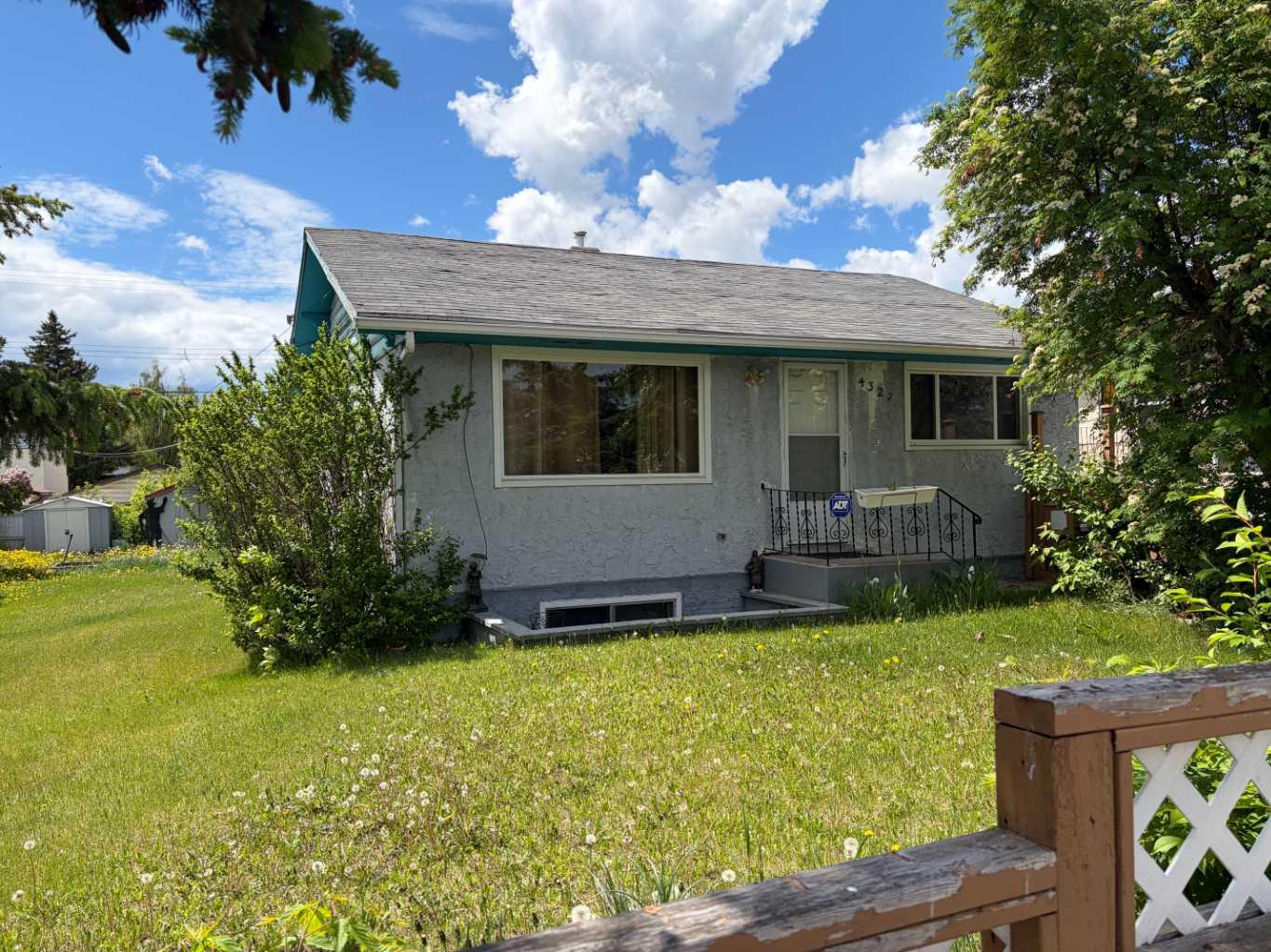 4327 70 Street NW, T3B2K4