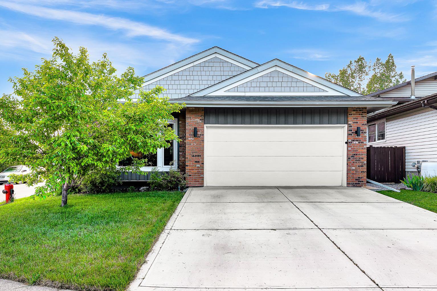 120 Woodbrook Close SW, T2W4E9