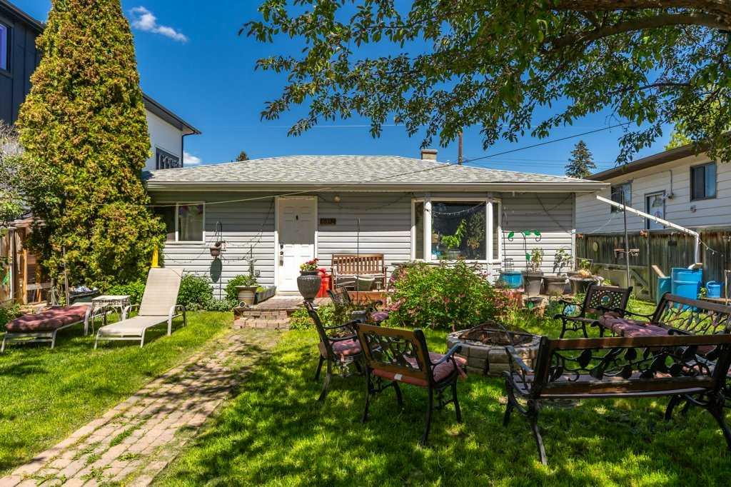 8812 46 Avenue NW, T3B 1Y8