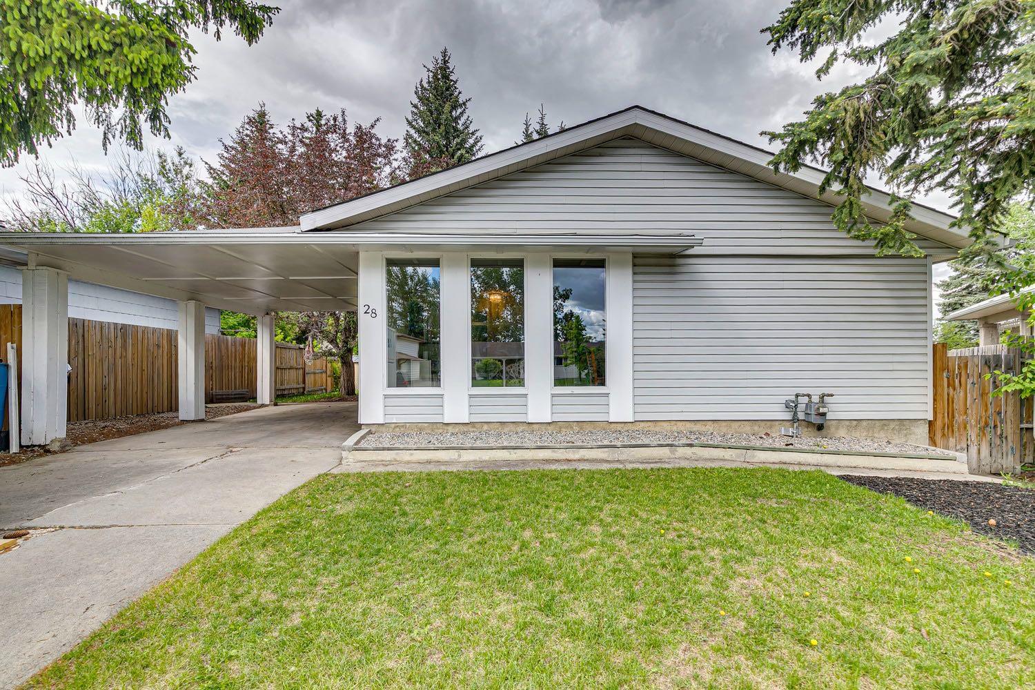 28 Cantrell Bay SW, T2W 2C2
