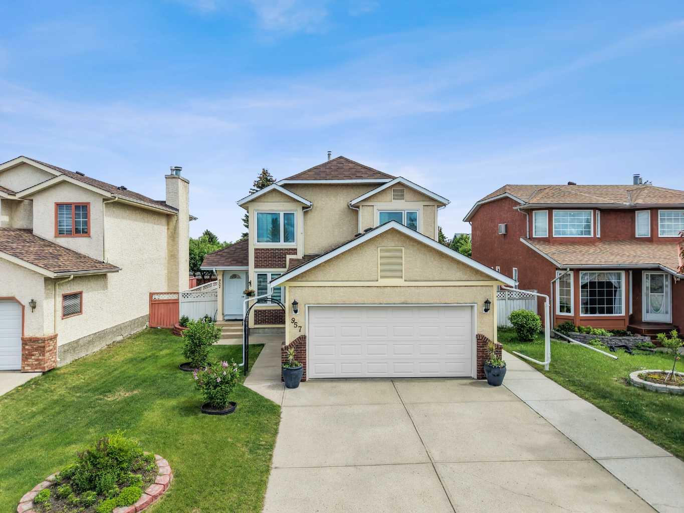 957 Applewood Drive SE, T2A 7M7