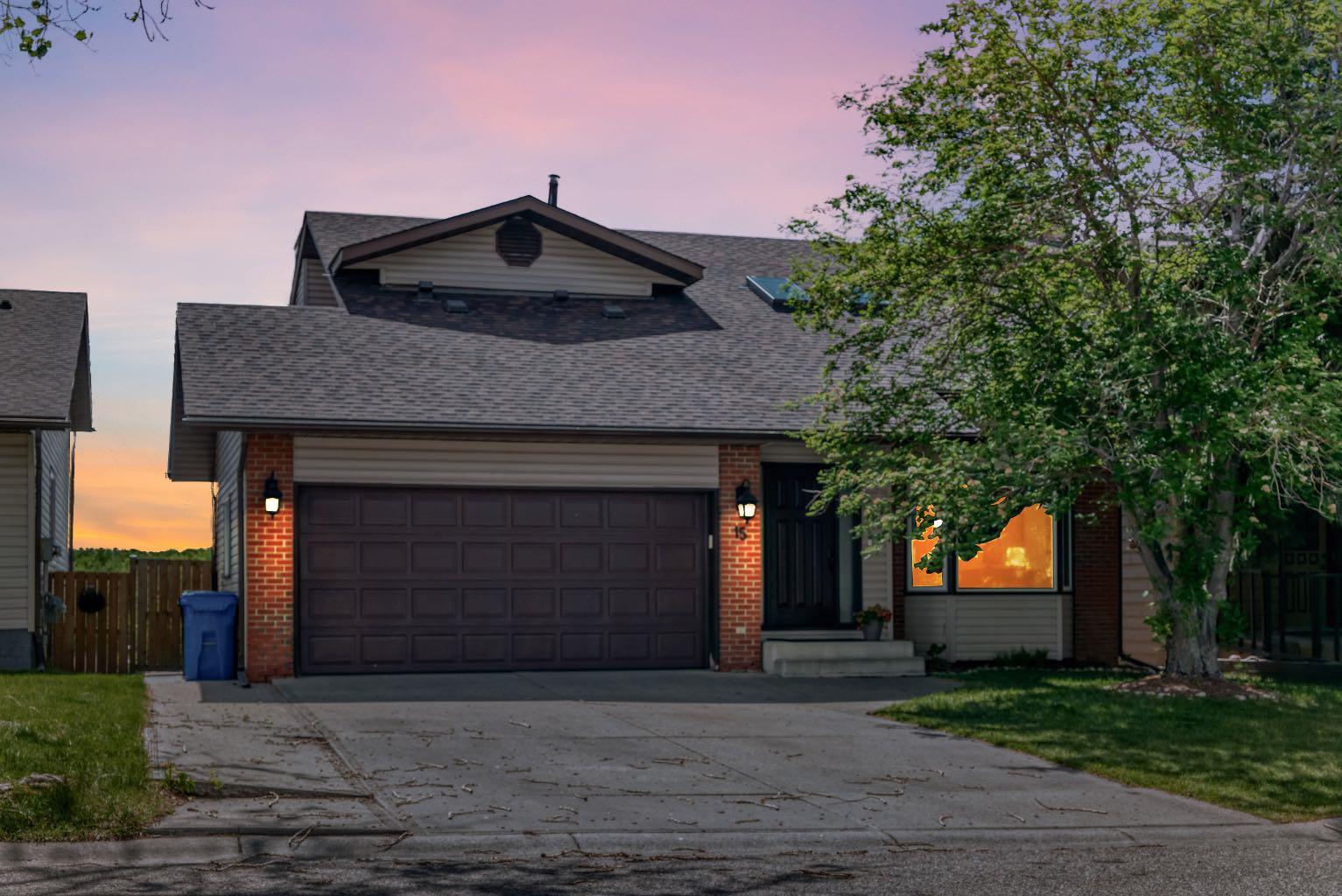 15 Hawkcliff Way NW, T3G 2R8