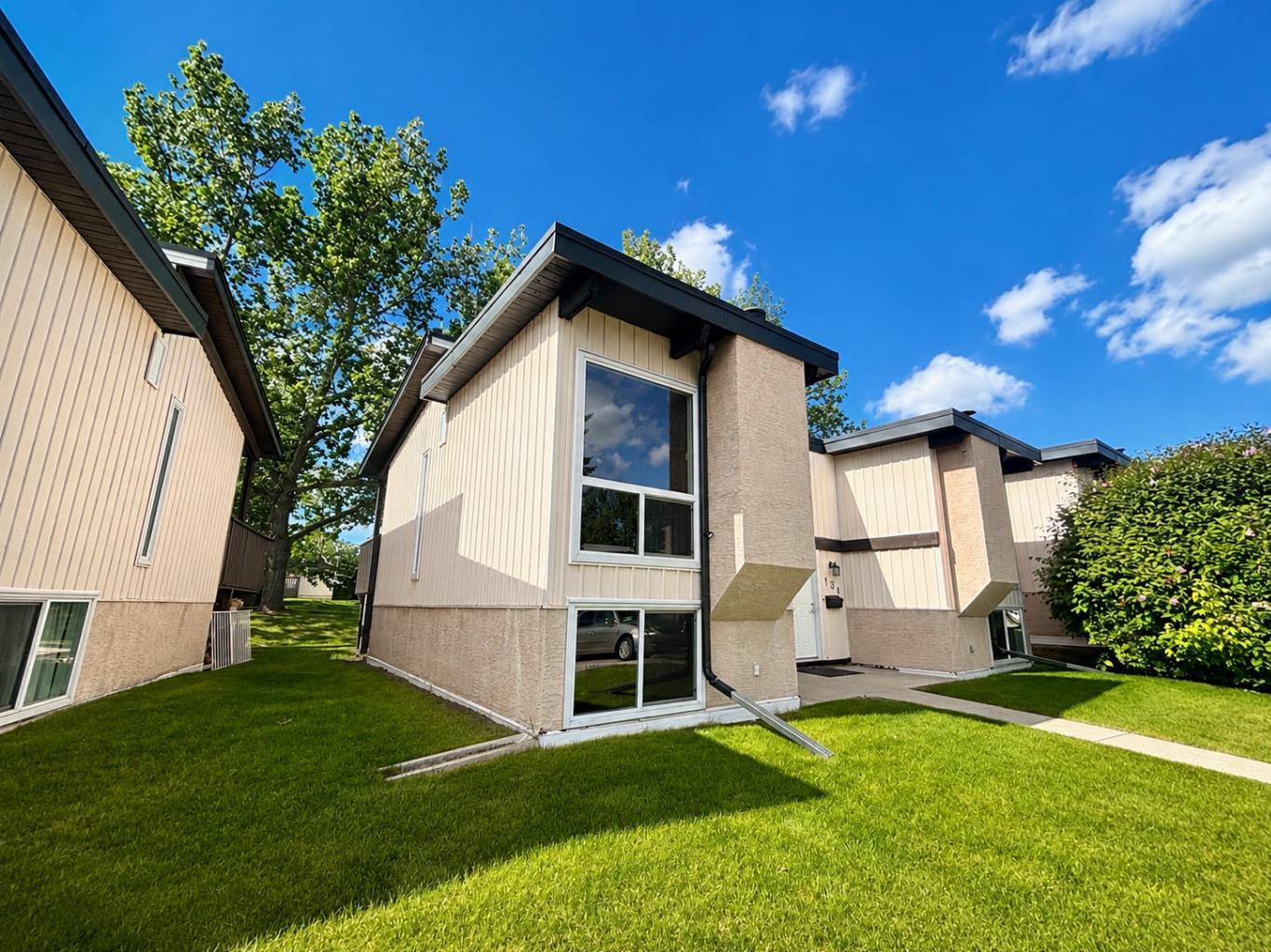 129 Oaktree Lane SW, T2V 4E5
