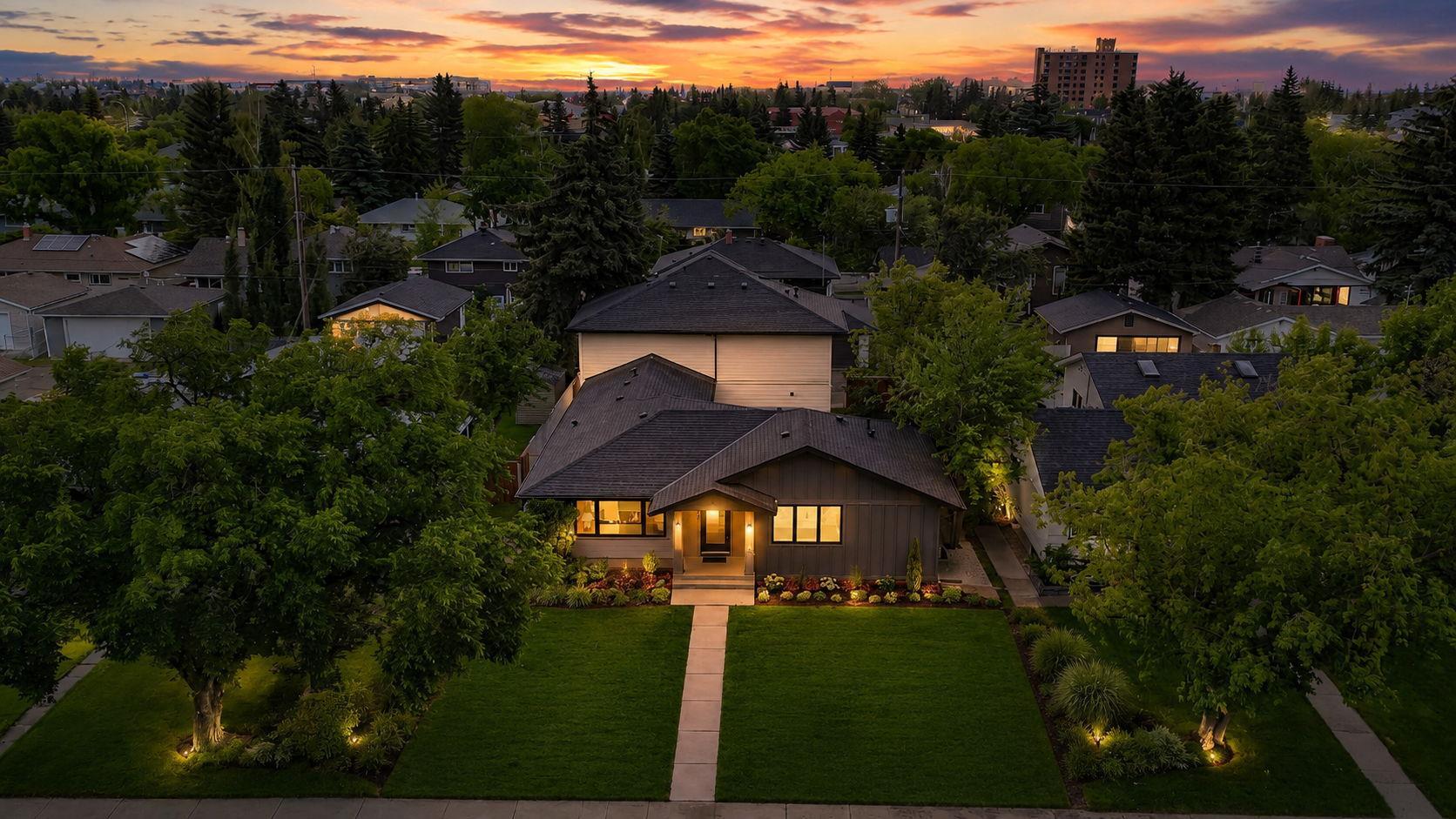 14 Gladeview Crescent SW, T3E 4X8