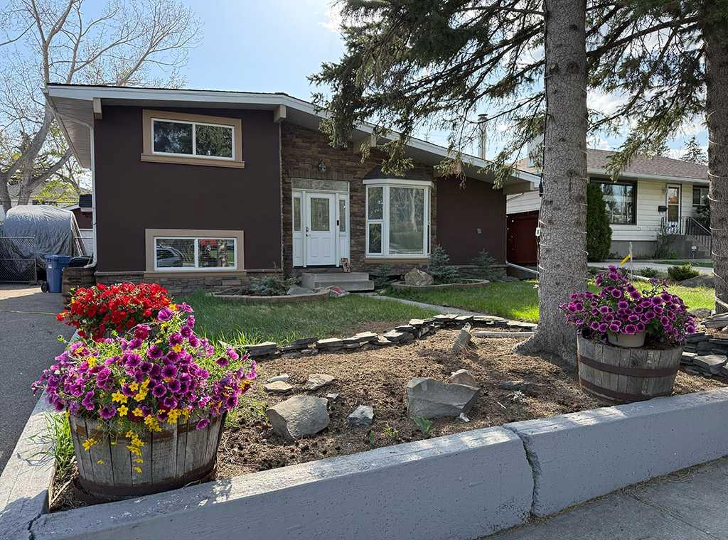 247 Simons Road NW, T2K 2X4