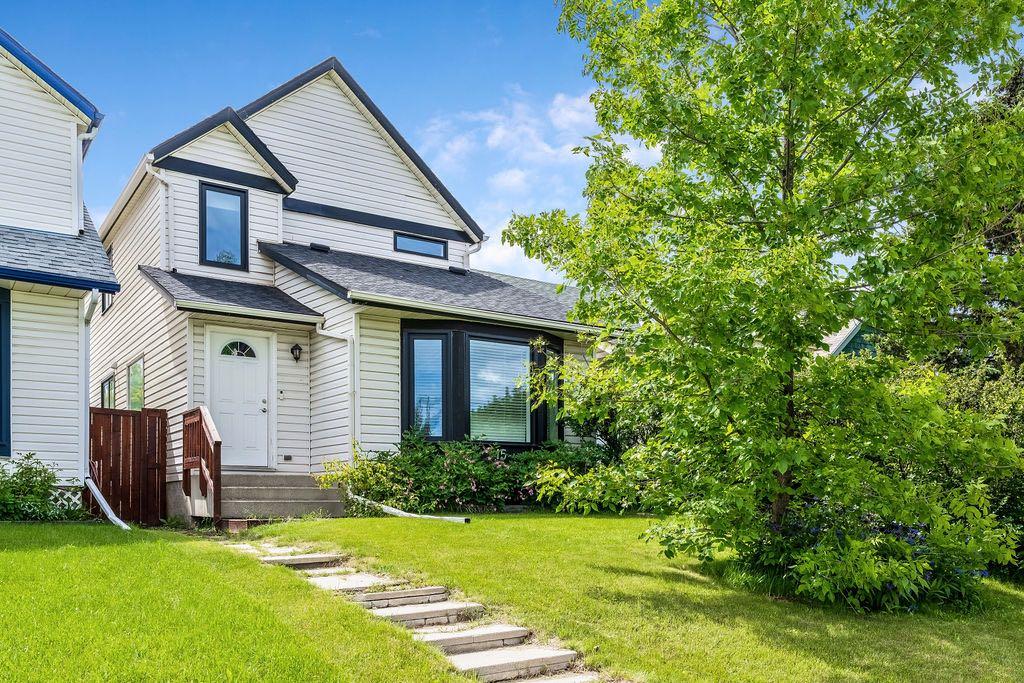 15 Woodmont Green SW, T2W 4Z3