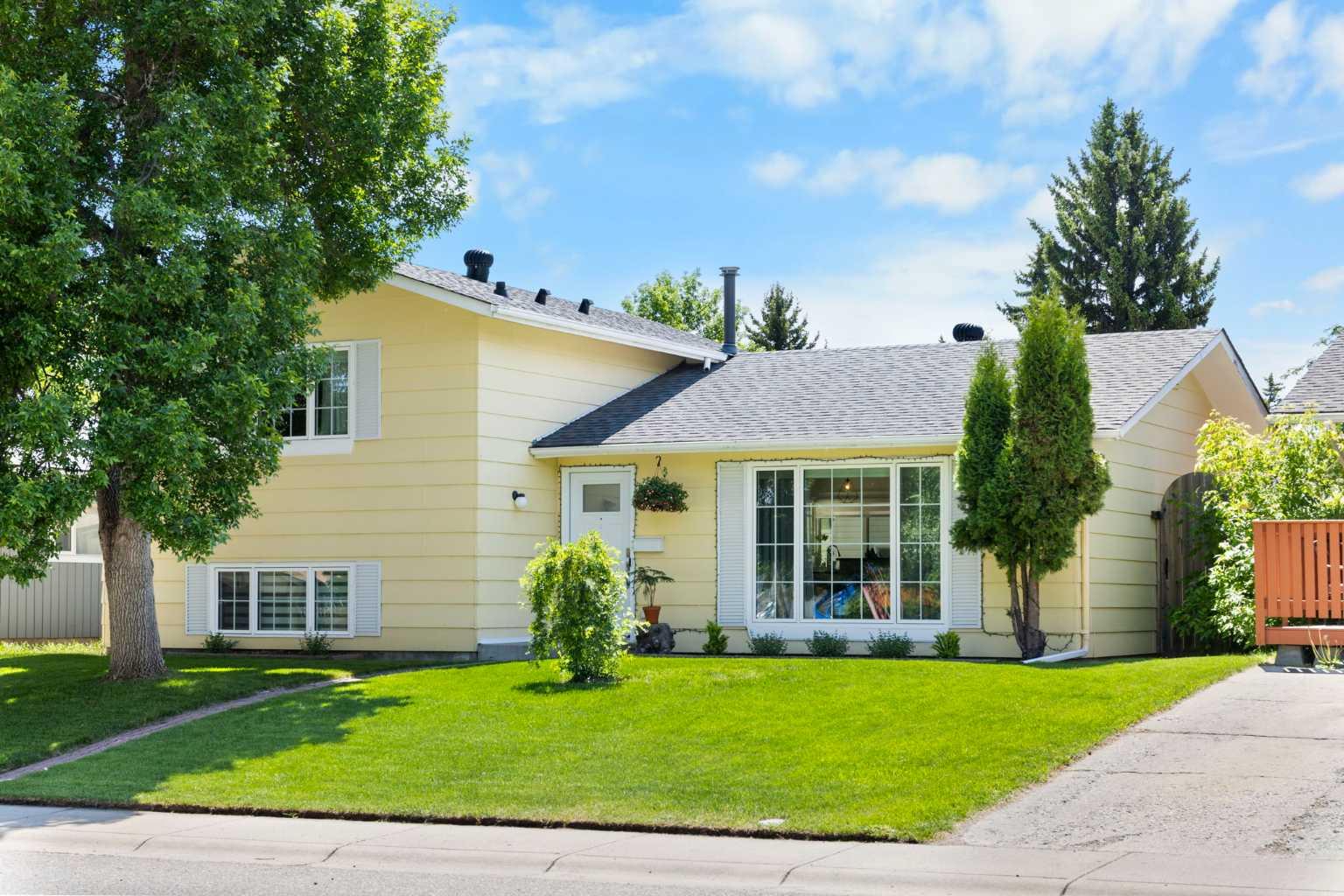 263 Midlawn Close SE, T2X 1A7