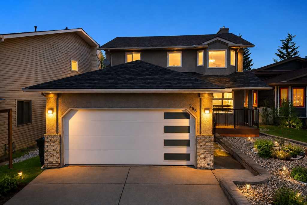 256 Riverside Mews SE, T2C 3Y8