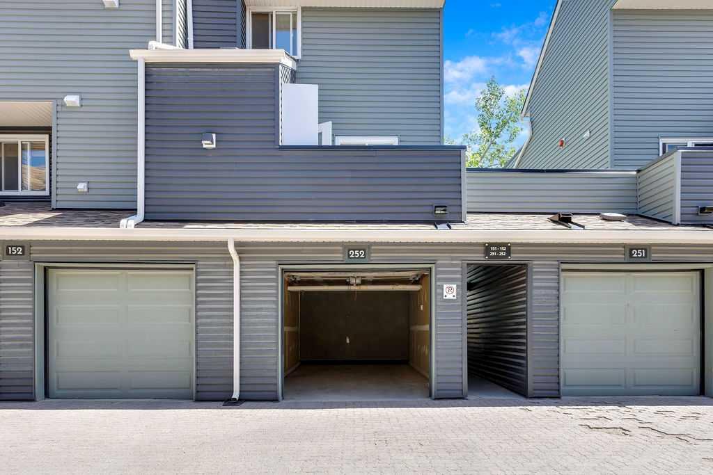 252, 66 Glamis Green SW, T3E6V1