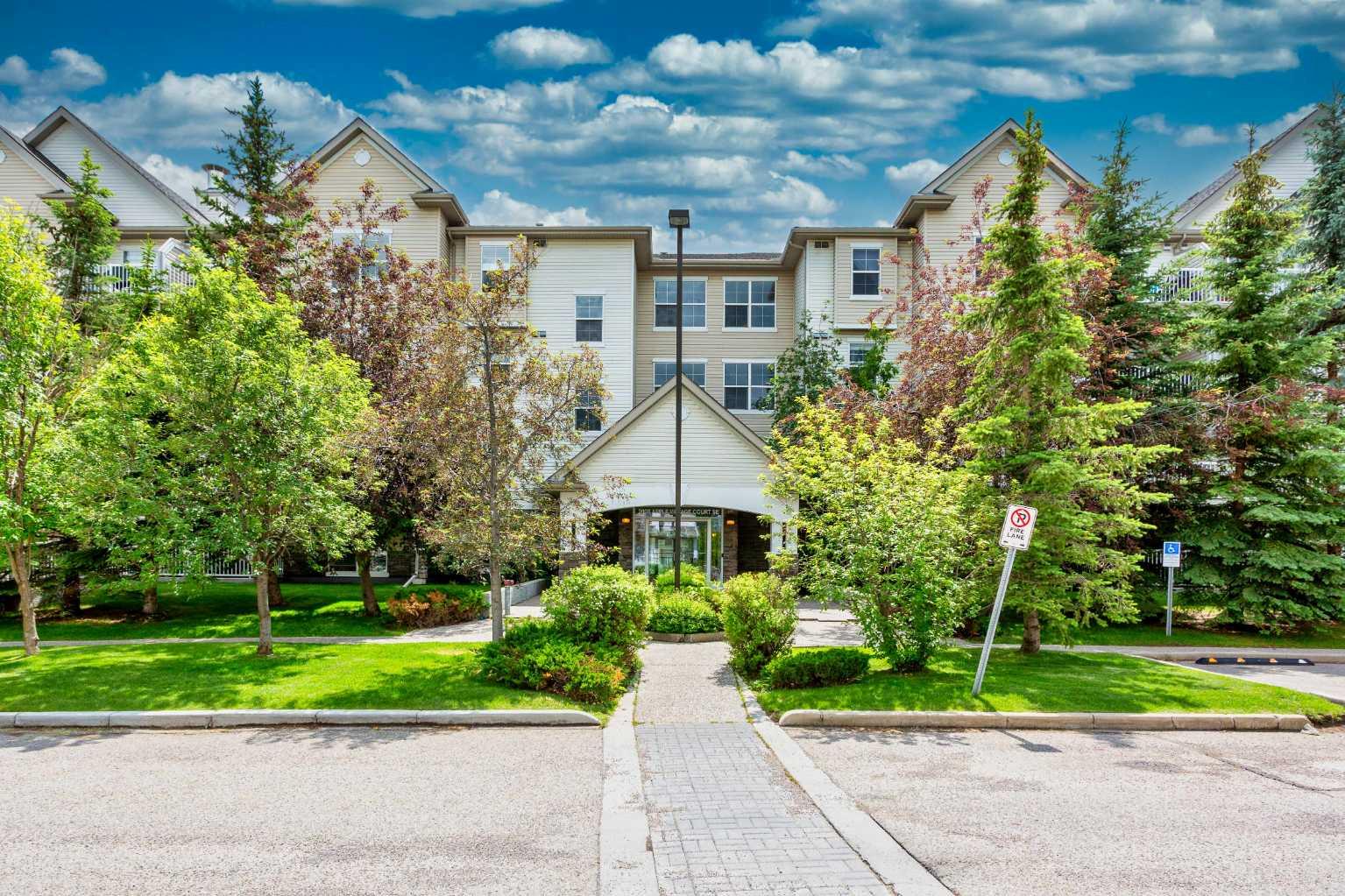 210, 2000 Applevillage Court SE, T2A 7Z4