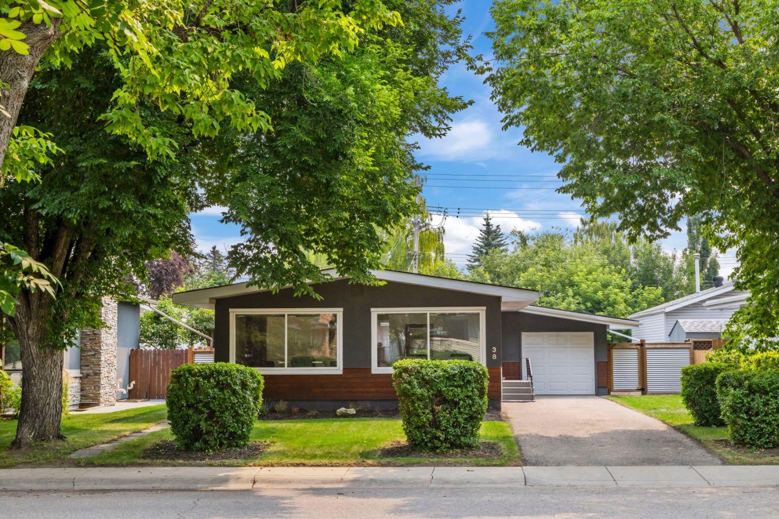 38 Westwood Drive SW, T3C 2V7