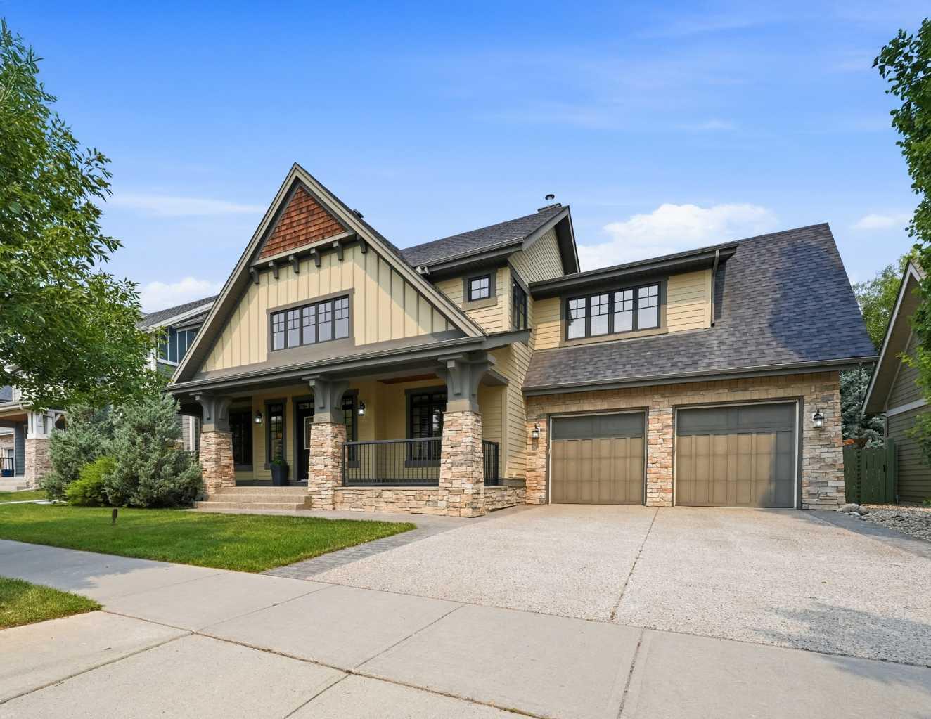 8216 9 Avenue SW, T3H 0C2