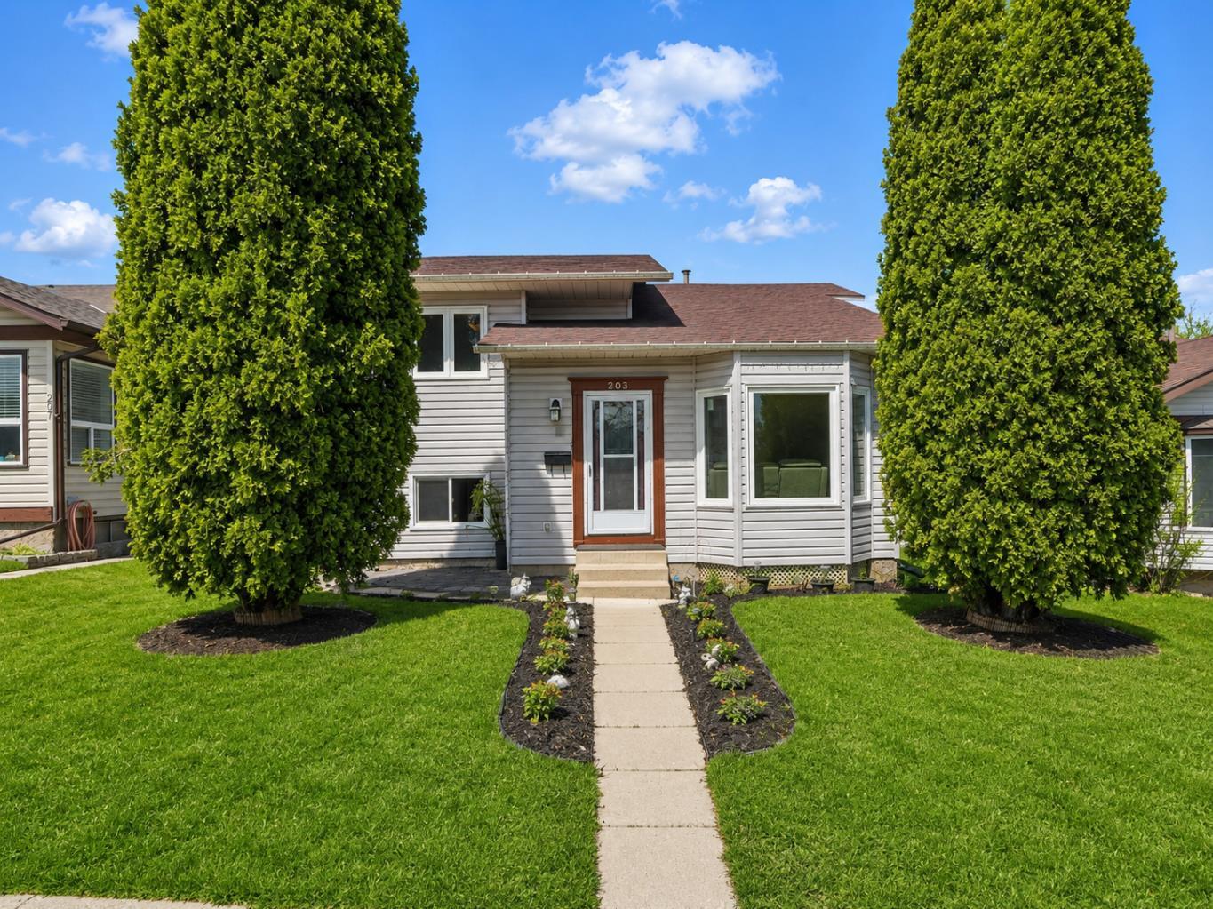 203 Shawglen Road SW, T2Y 1Y2