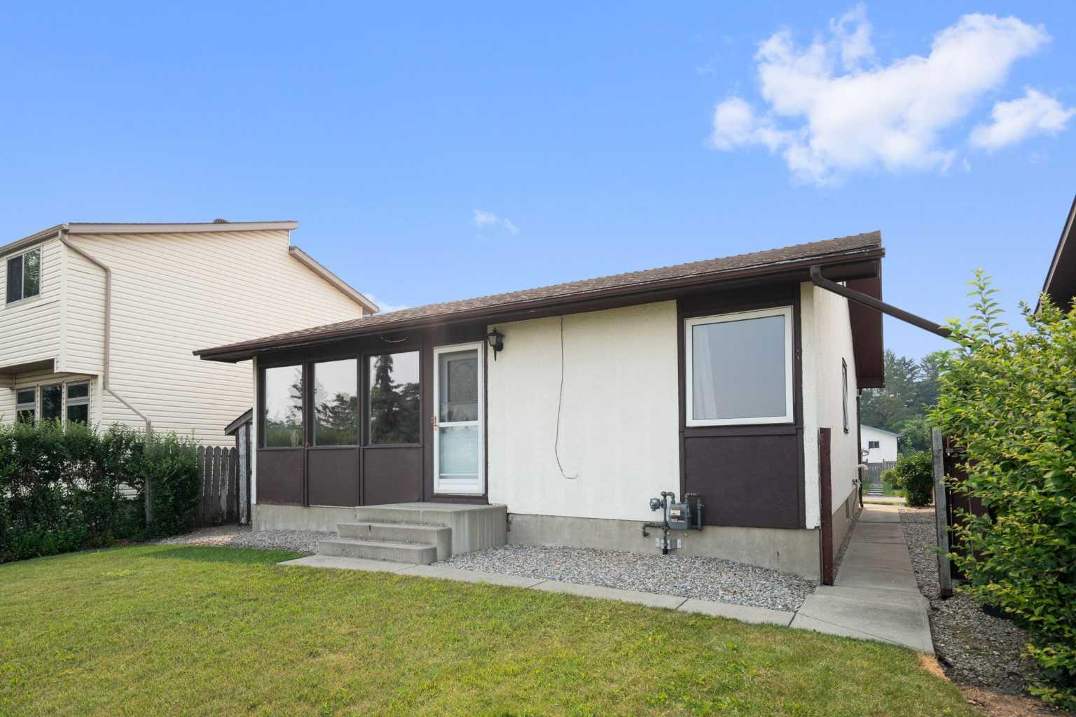 3032 32A Avenue SE, T2B 0J3