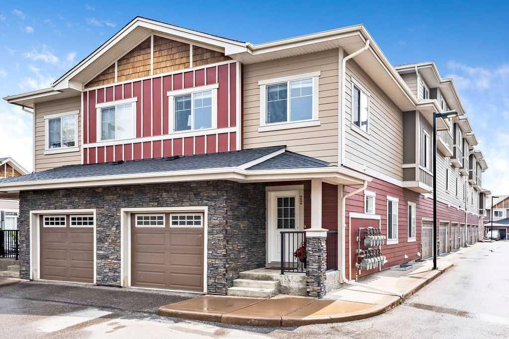 22 West Coach Manor SW, T3H 1R7