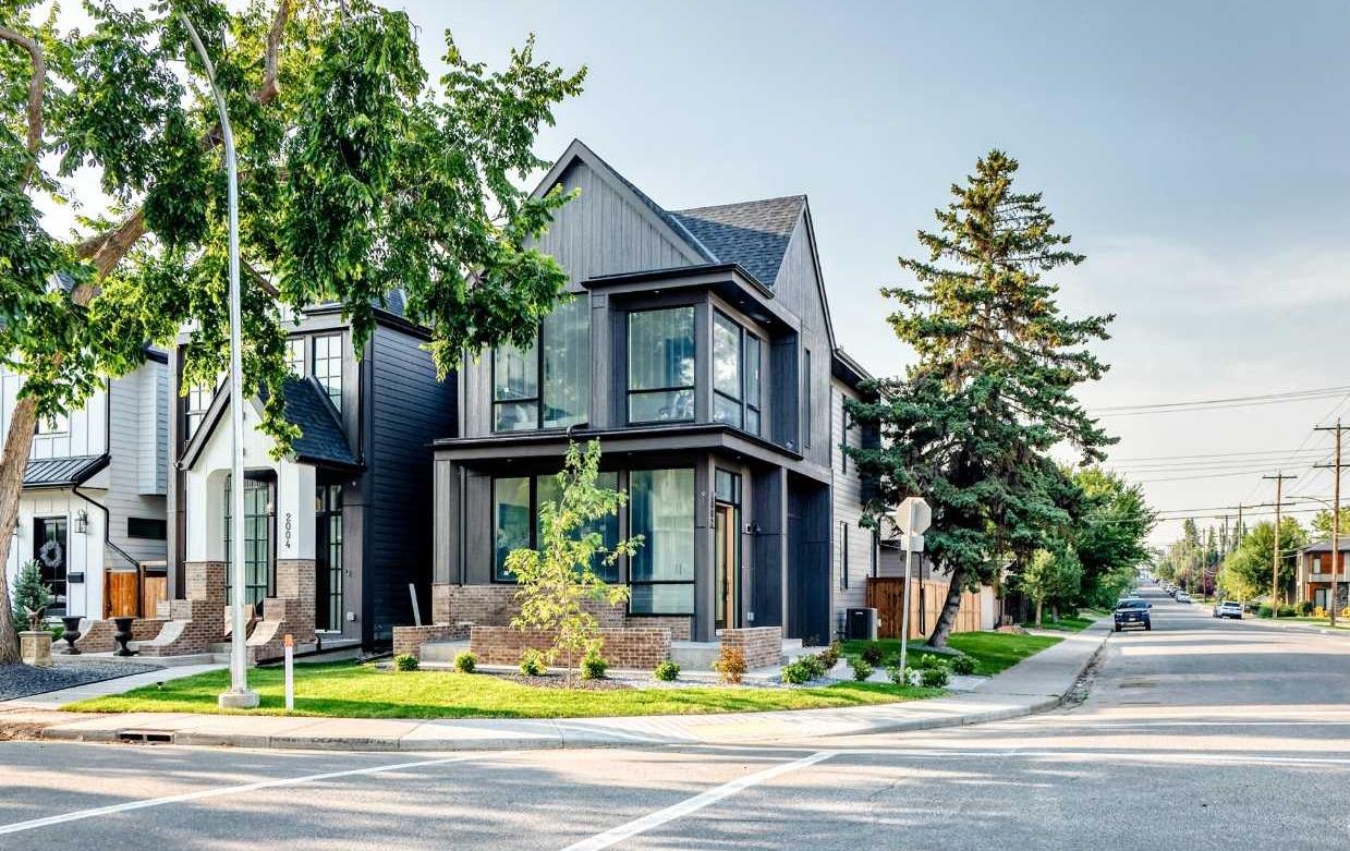 2002 44 Avenue SW, T2T 2N8