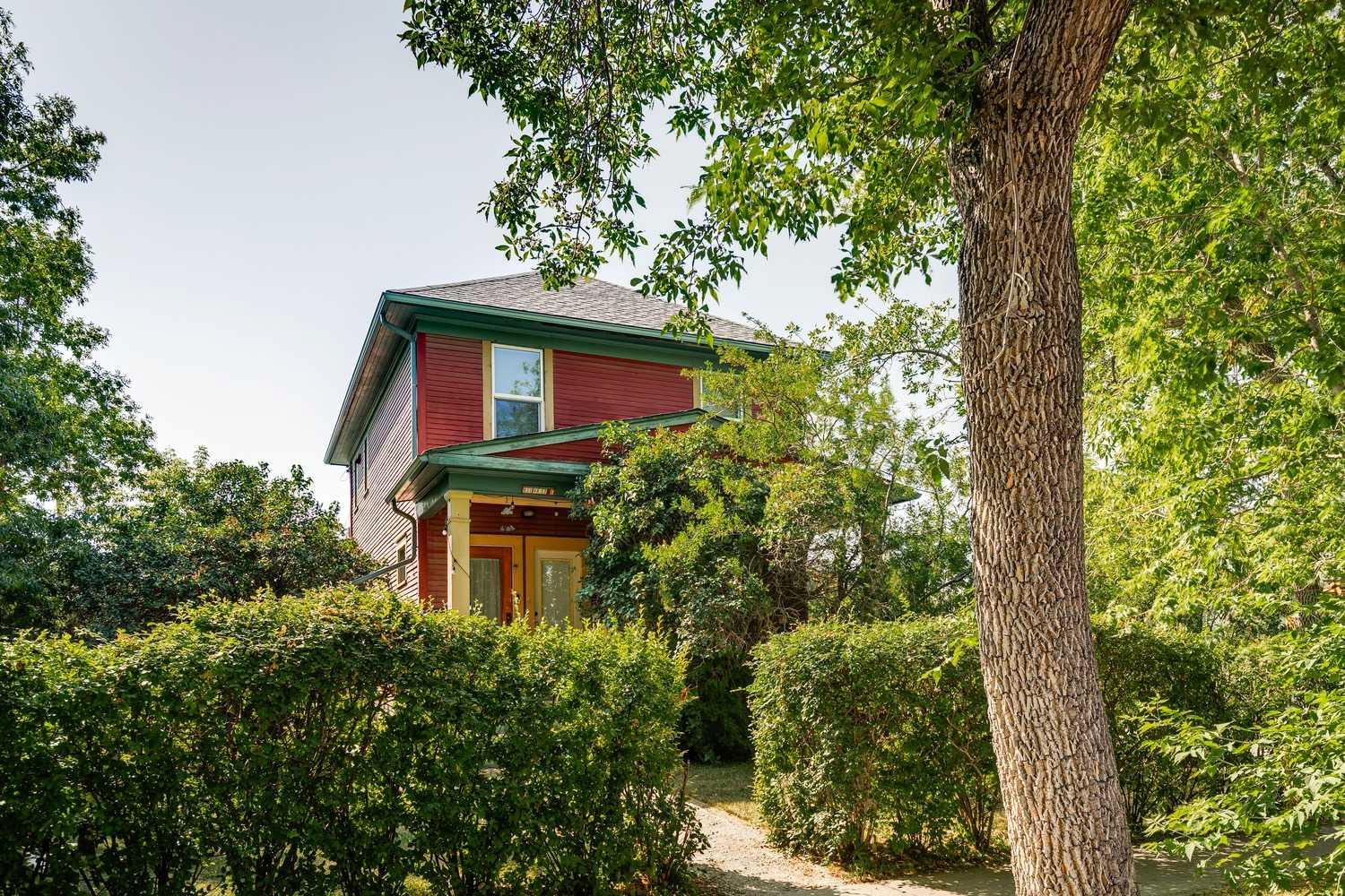 831 4A Street NE, T2E 3W3
