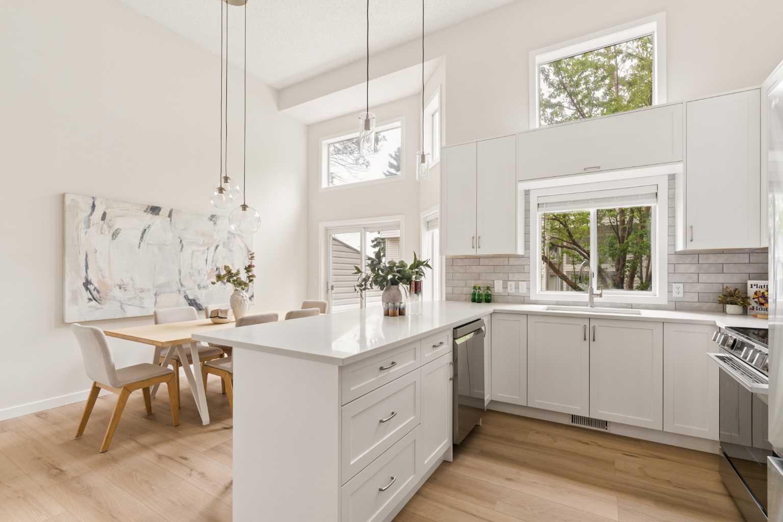 4 Kingsland Villas SW, T2V5J9