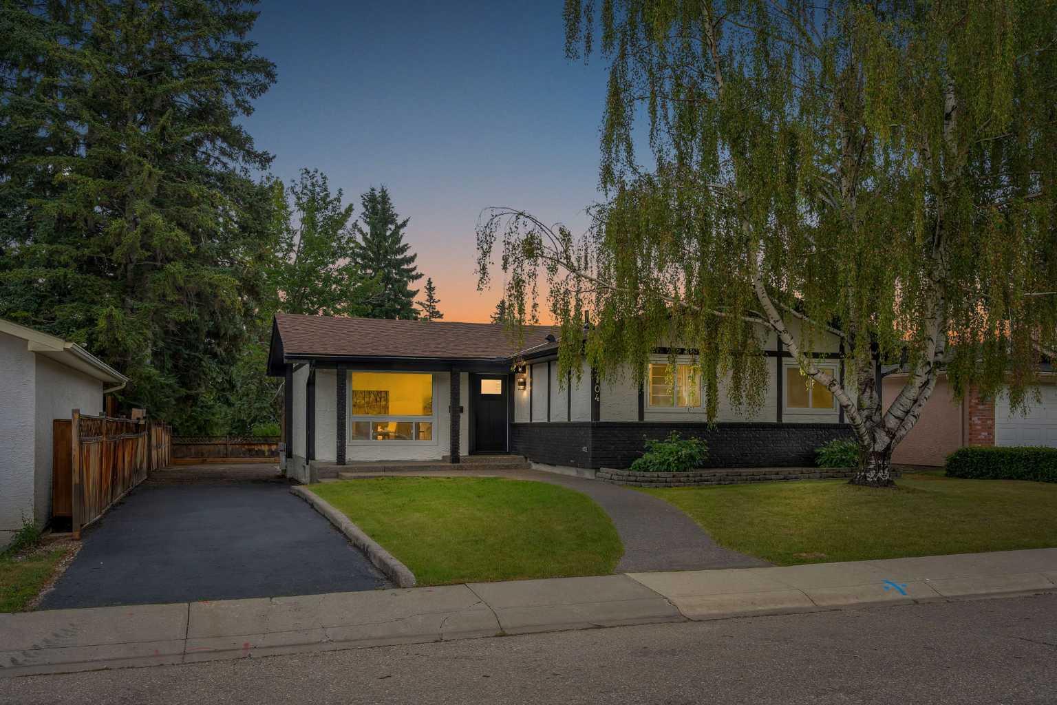 104 Oakmoor Place SW, T2V 4A3