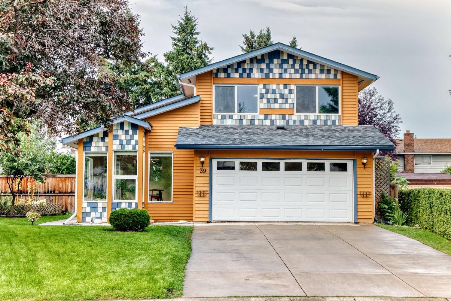 39 Woodfield Crescent SW, T2W 3W2