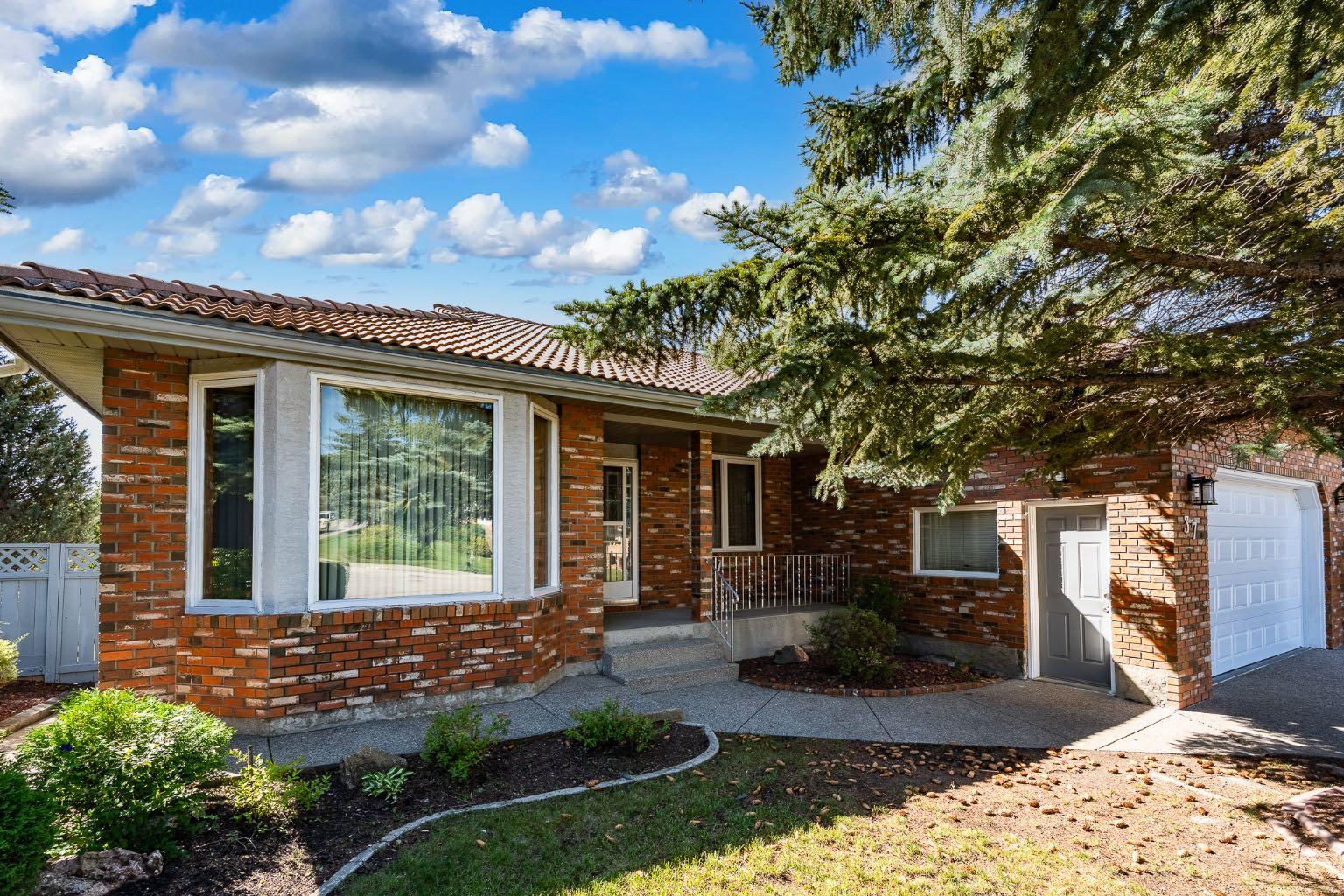 37 Edgeview Road NW, T3A4T7